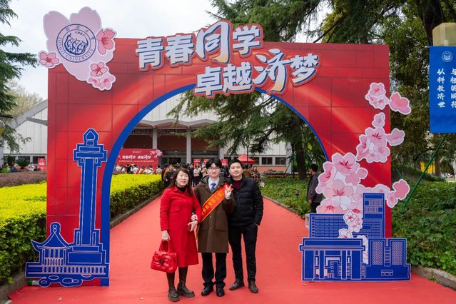 拿下2023VEX机器人世界锦标赛D